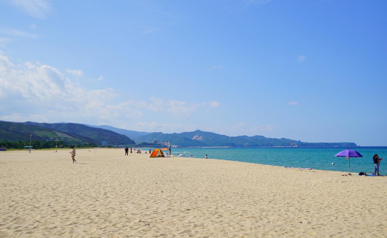 Foto af Mangsang Beach med lys sand overflade