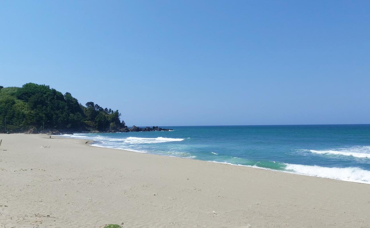 Foto af Deoksan Beach med lys sand overflade