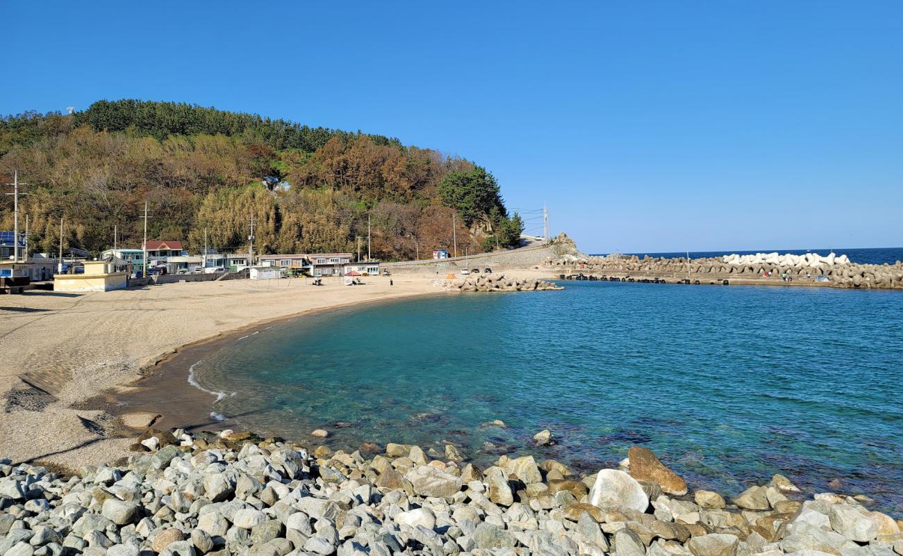 Foto af Obo Beach med lys sand overflade