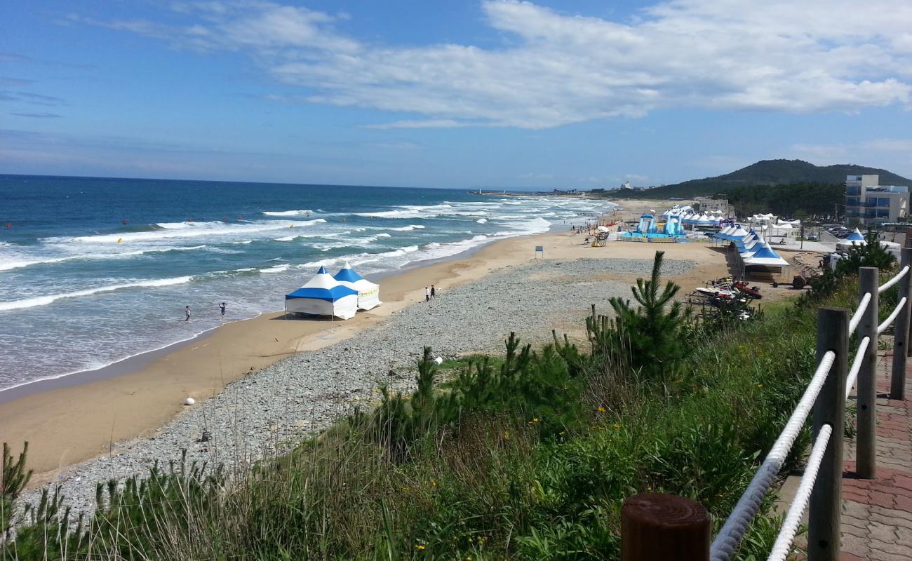 Foto af Hwajin Beach med lys sand overflade