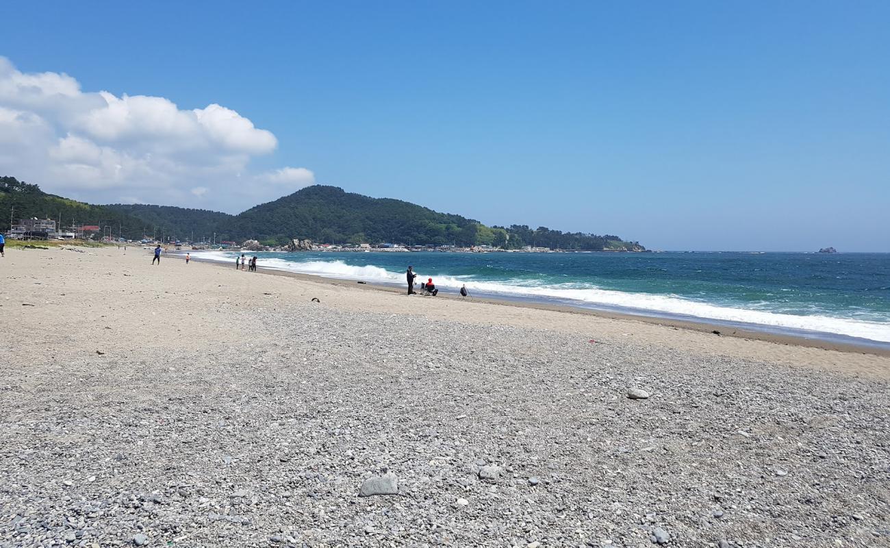 Foto af Shinchanggan Beach med gråt sand og småsten overflade