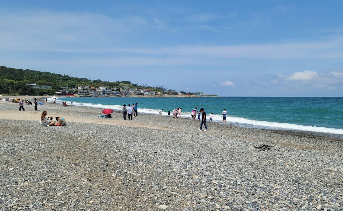 Foto af Bonggil Beach med gråt sand og småsten overflade