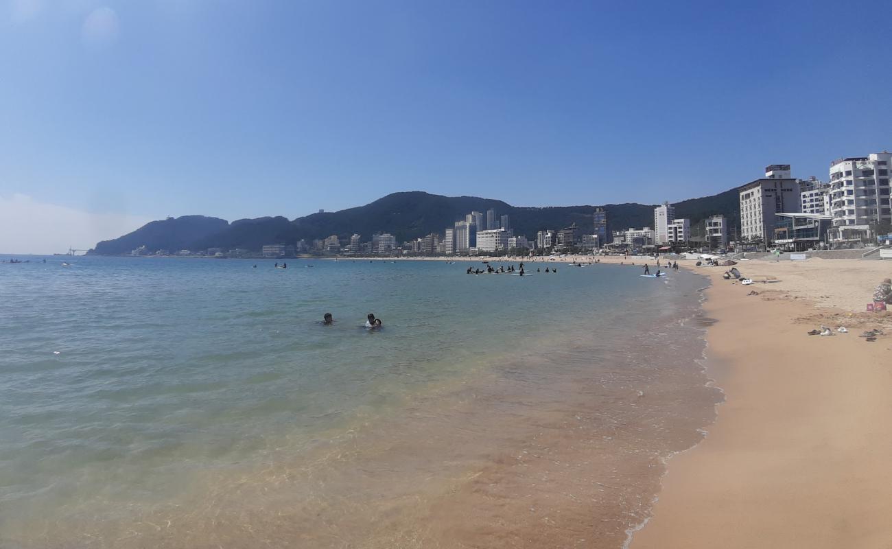 Foto af Songjeong Beach med lys sand overflade