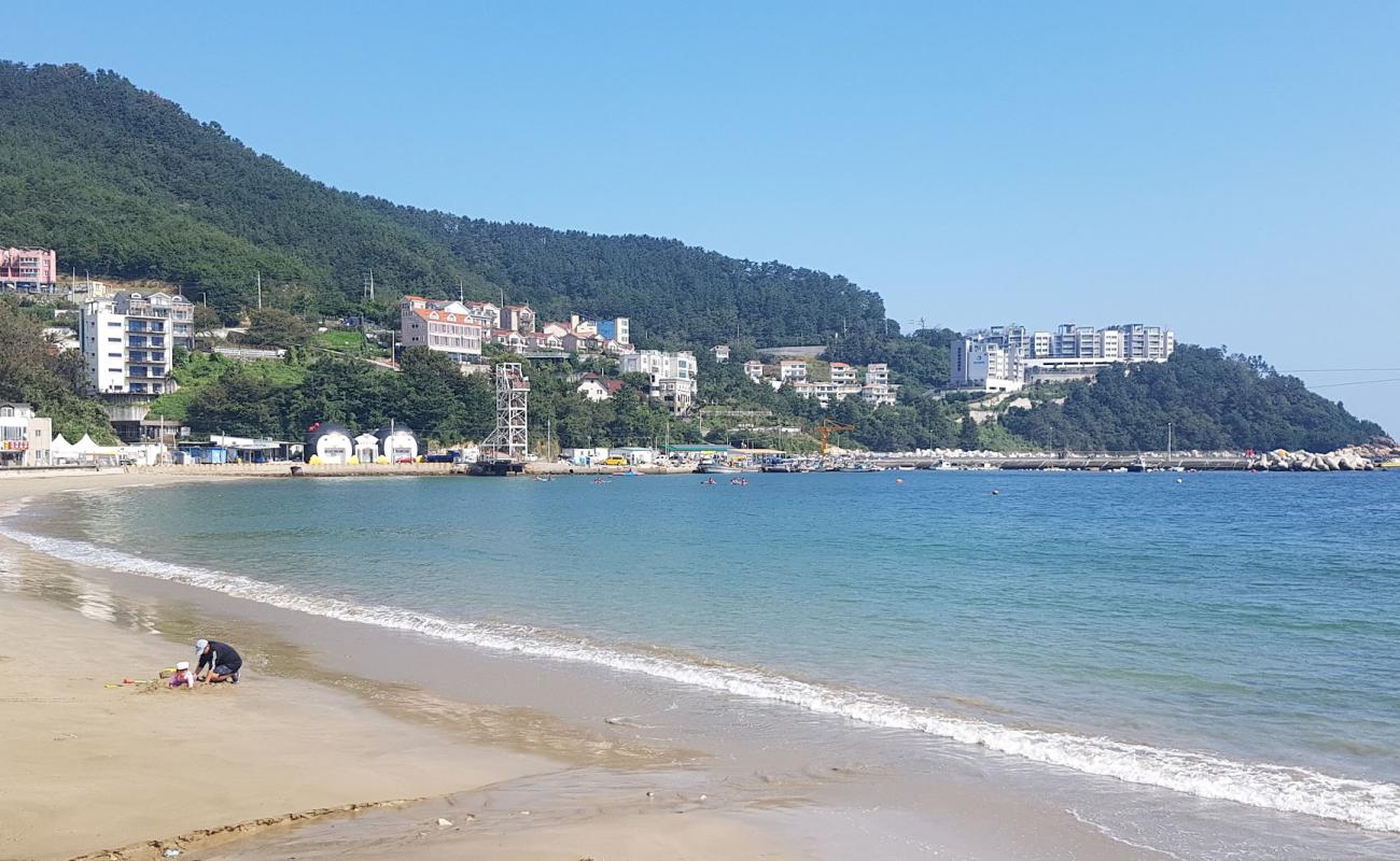 Foto af Deokpo Beach med lys sand overflade