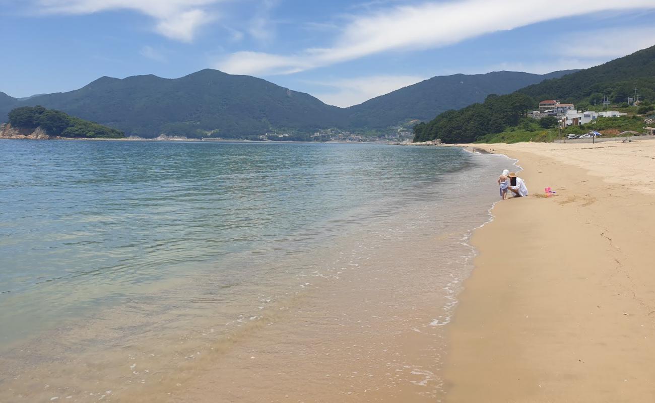 Foto af Gujora Beach med lys sand overflade