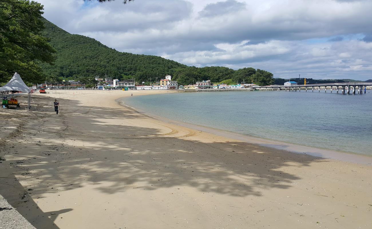 Foto af Myeongsa Beach med lys sand overflade