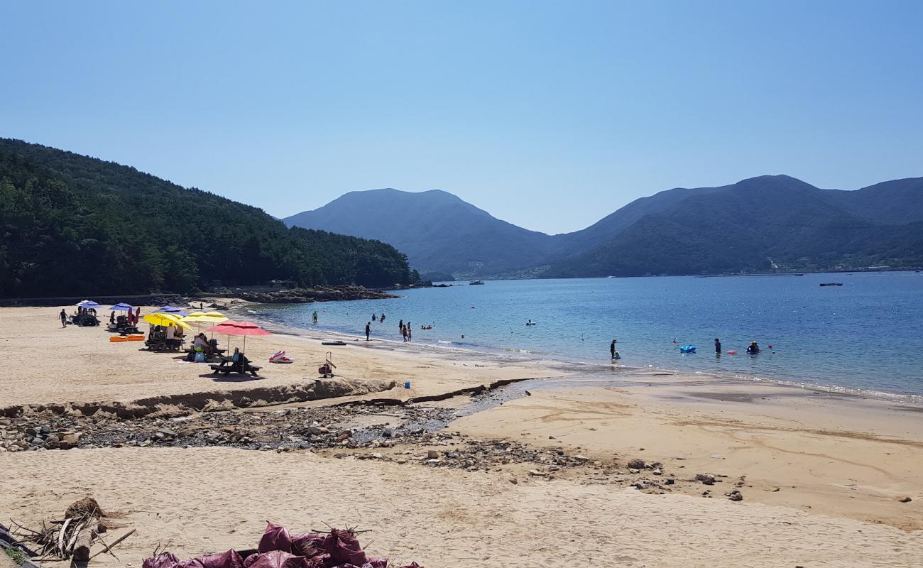 Foto af Deokwon Beach med lys sand overflade