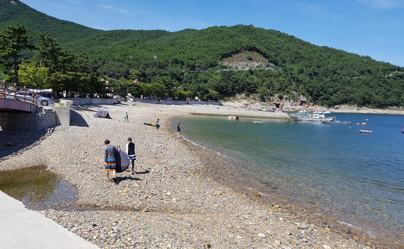 Foto af Hando Beach med grå sten overflade