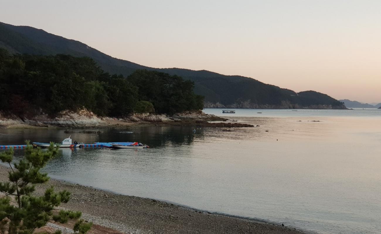 Foto af Mijo-myeon Beach med grå sten overflade