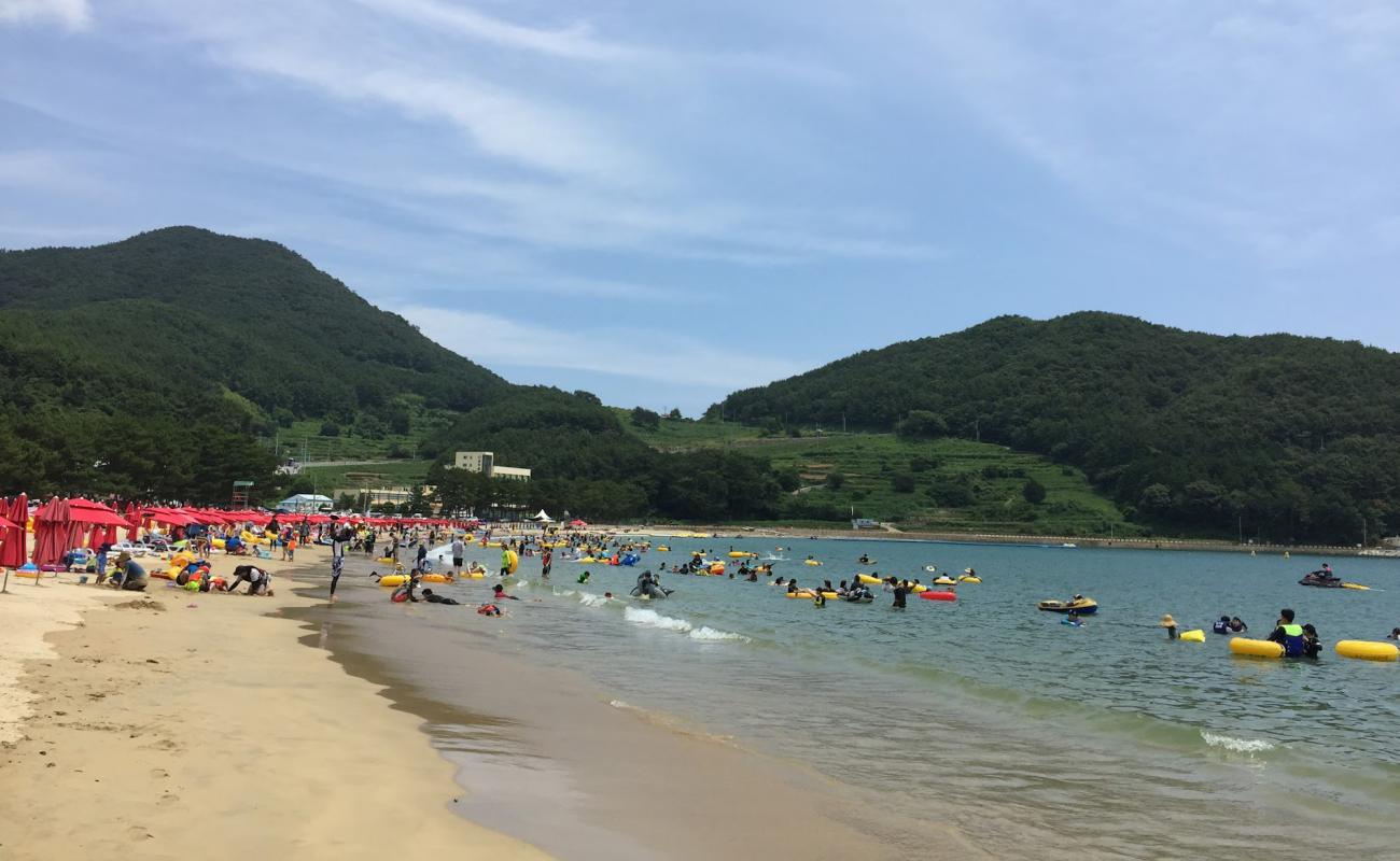 Foto af Sangju Eun Sand Beach med lys sand overflade