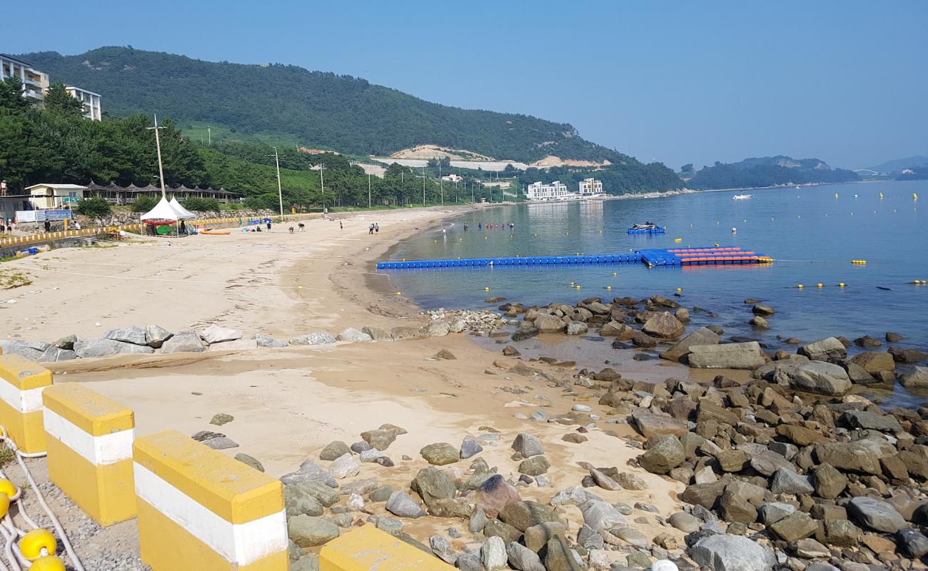 Foto af Jangdeung Beach med lys sand overflade