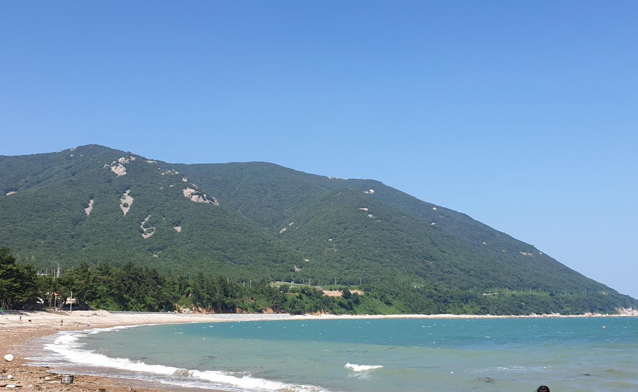 Foto af Geumjang Beach med gråt sand og sten overflade