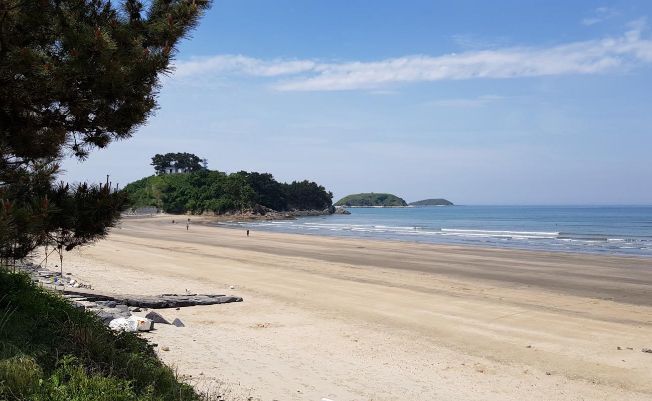 Foto af Doksan Beach med lys sand overflade