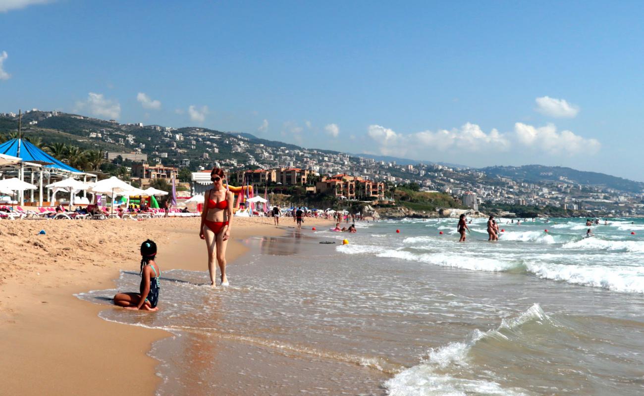 Foto af Jbeil bech med lys sand overflade