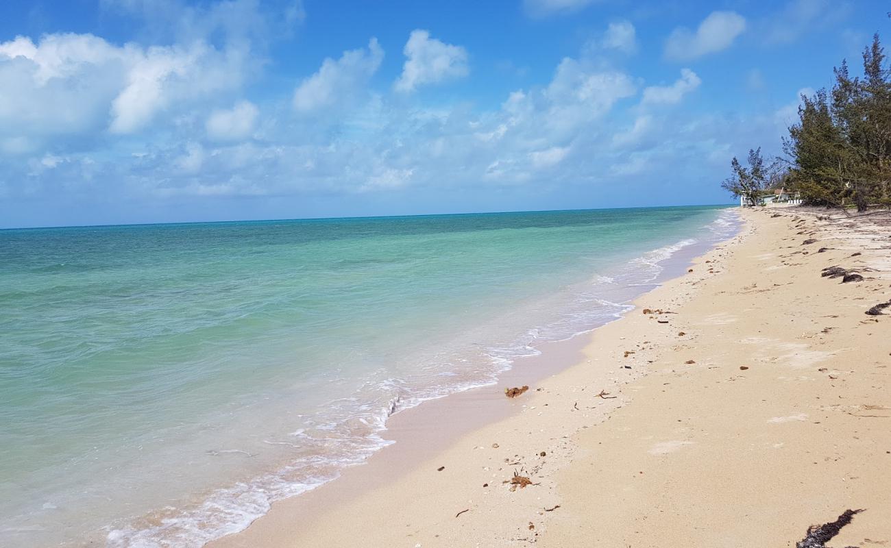 Foto af Coral Harbour beach med lys fint sand overflade