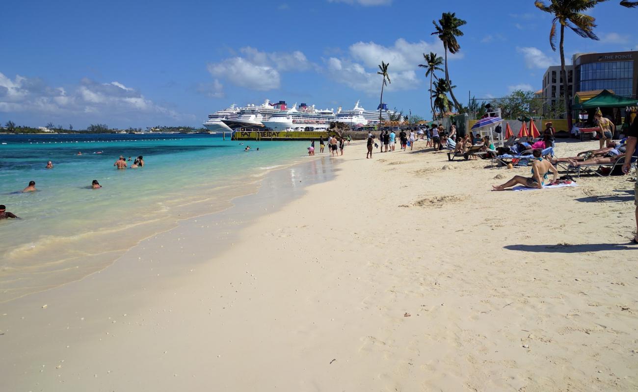 Foto af Western Esplande beach med lys fint sand overflade