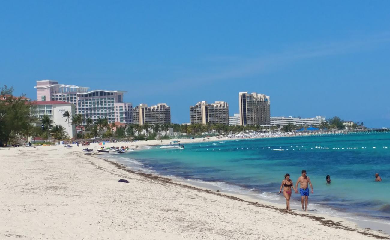 Foto af Goodman's Bay Park med lys fint sand overflade