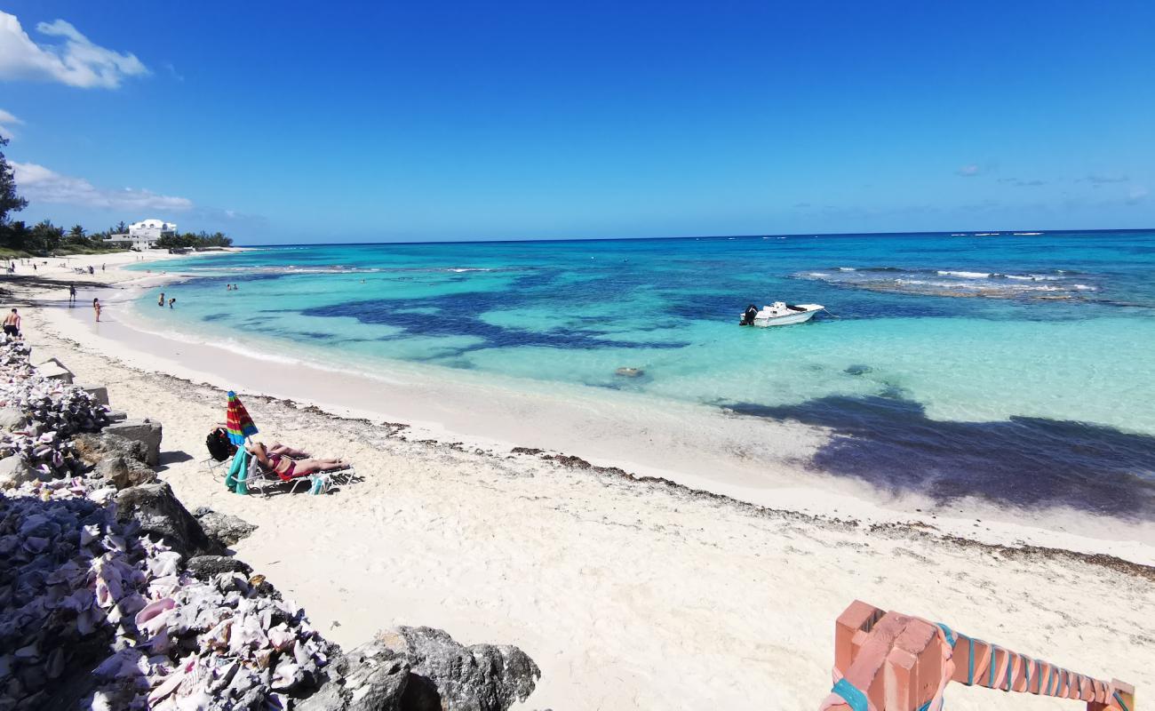 Foto af Chateau Del Mar med lys fint sand overflade