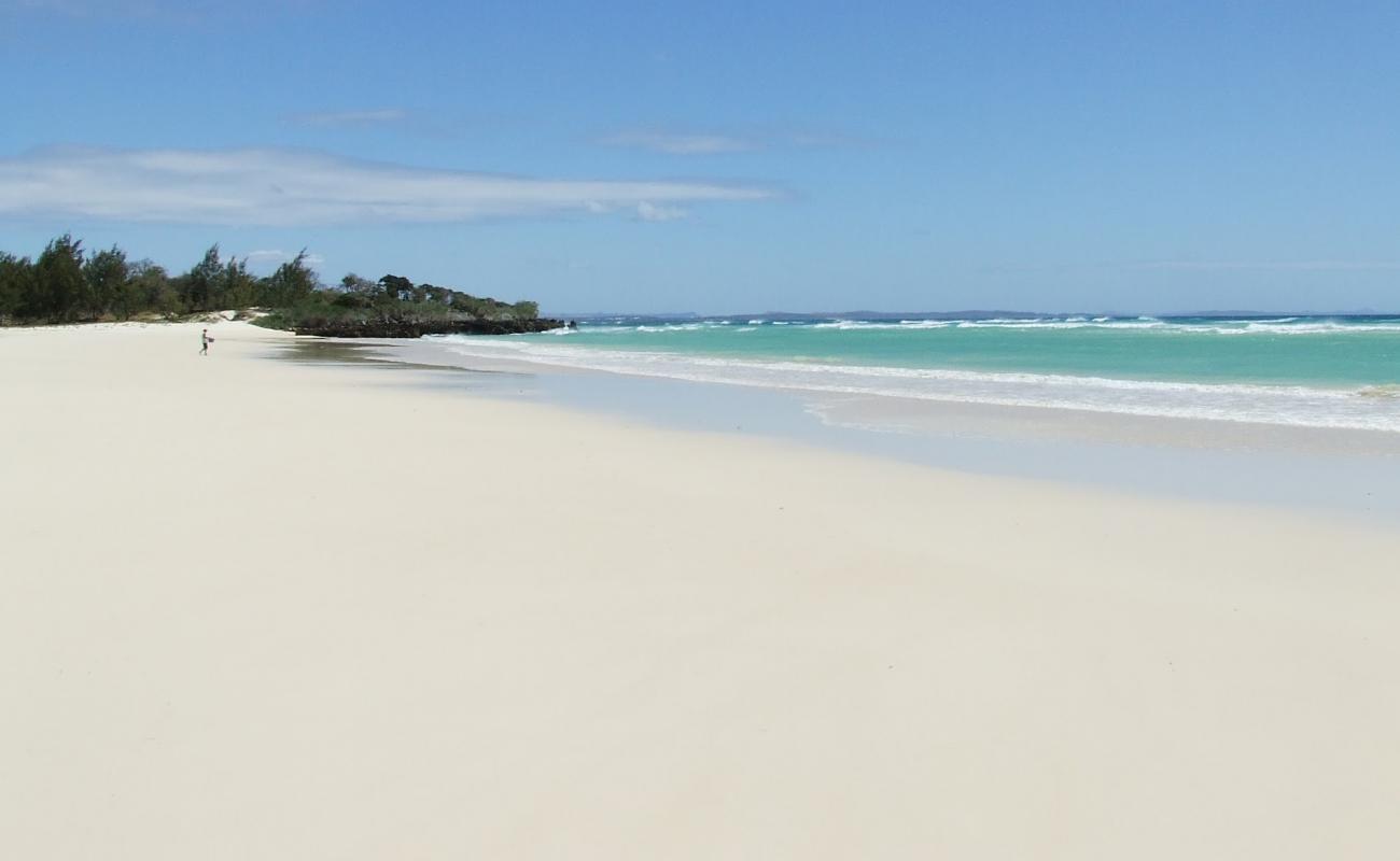 Foto af Abakao Beach med lys fint sand overflade