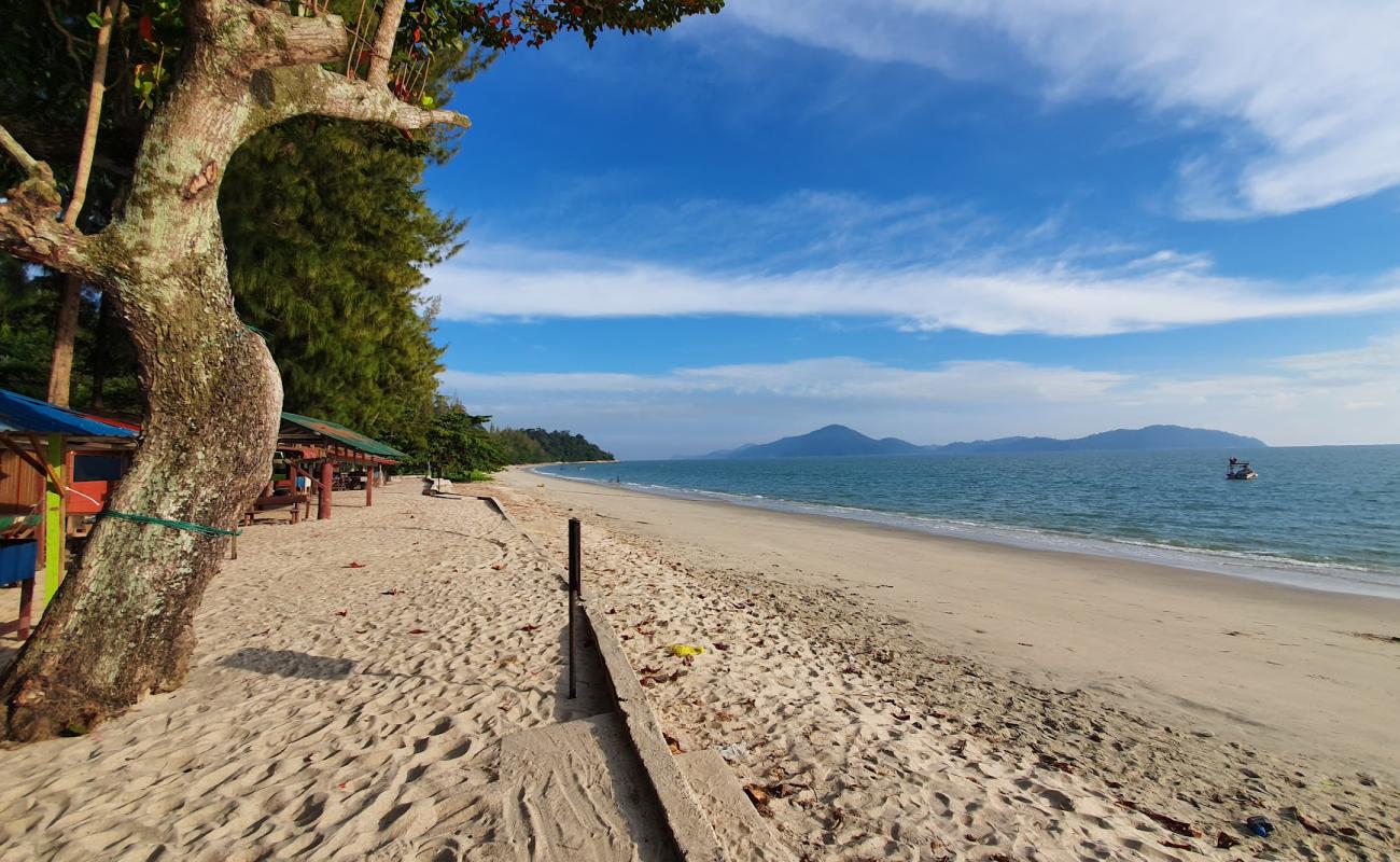 Foto af Teluk Senangin Beach med lys fint sand overflade