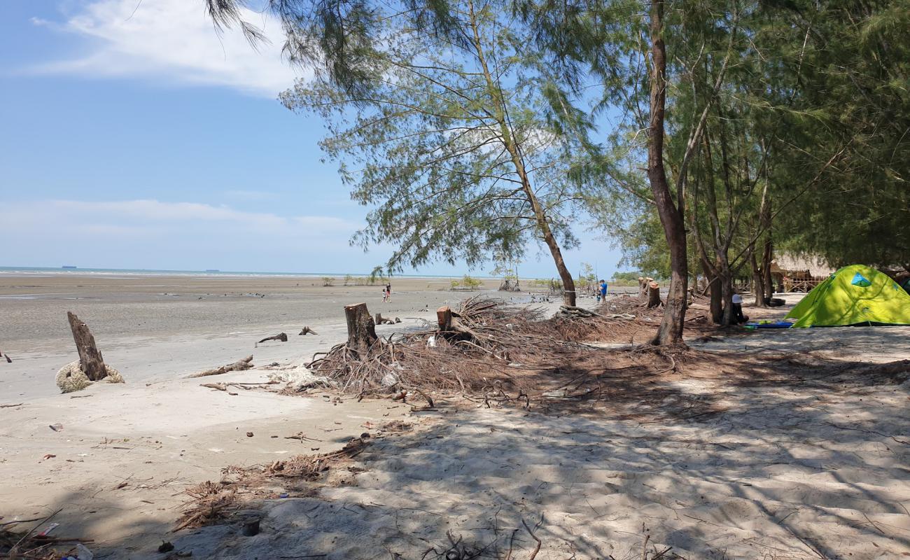 Foto af Tanjung Sepat Beach med lys sand overflade