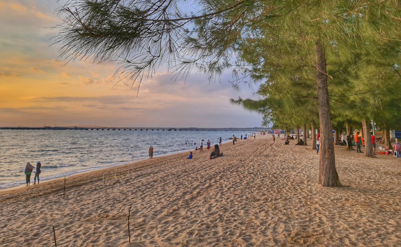 Foto af Puteri Beach med lys sand overflade