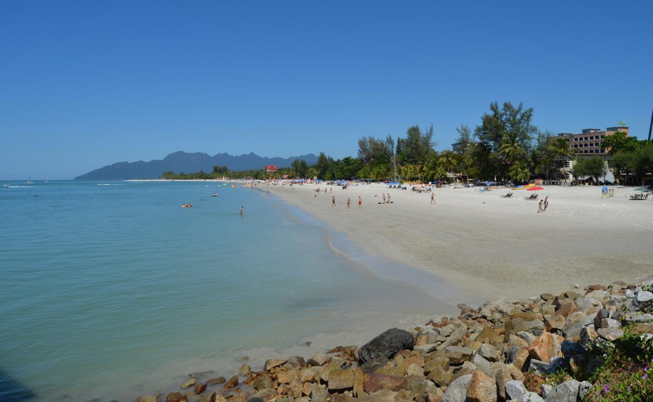 Foto af Cenang Strand med lys fint sand overflade