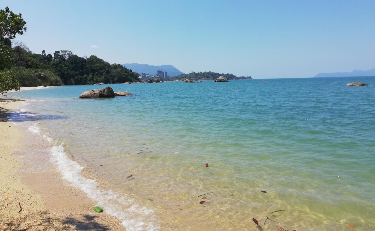 Foto af Pasir Hitam Beach med lys sand overflade