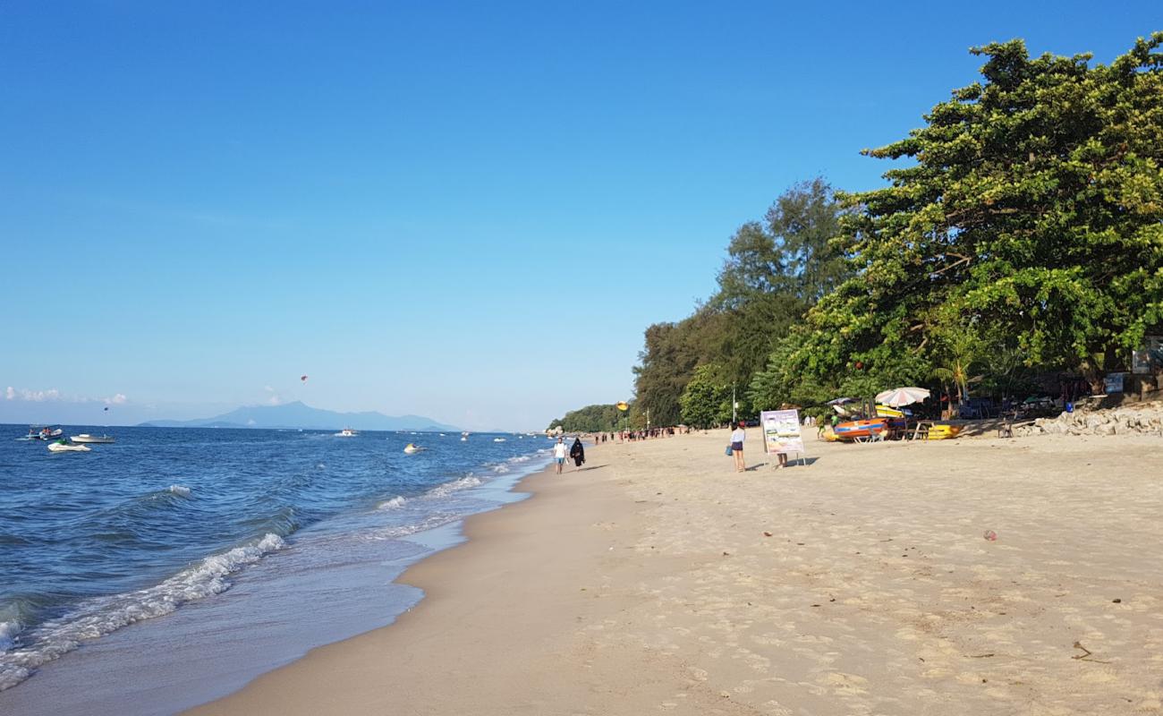 Foto af Batu Feringghi Beach med lys sand overflade