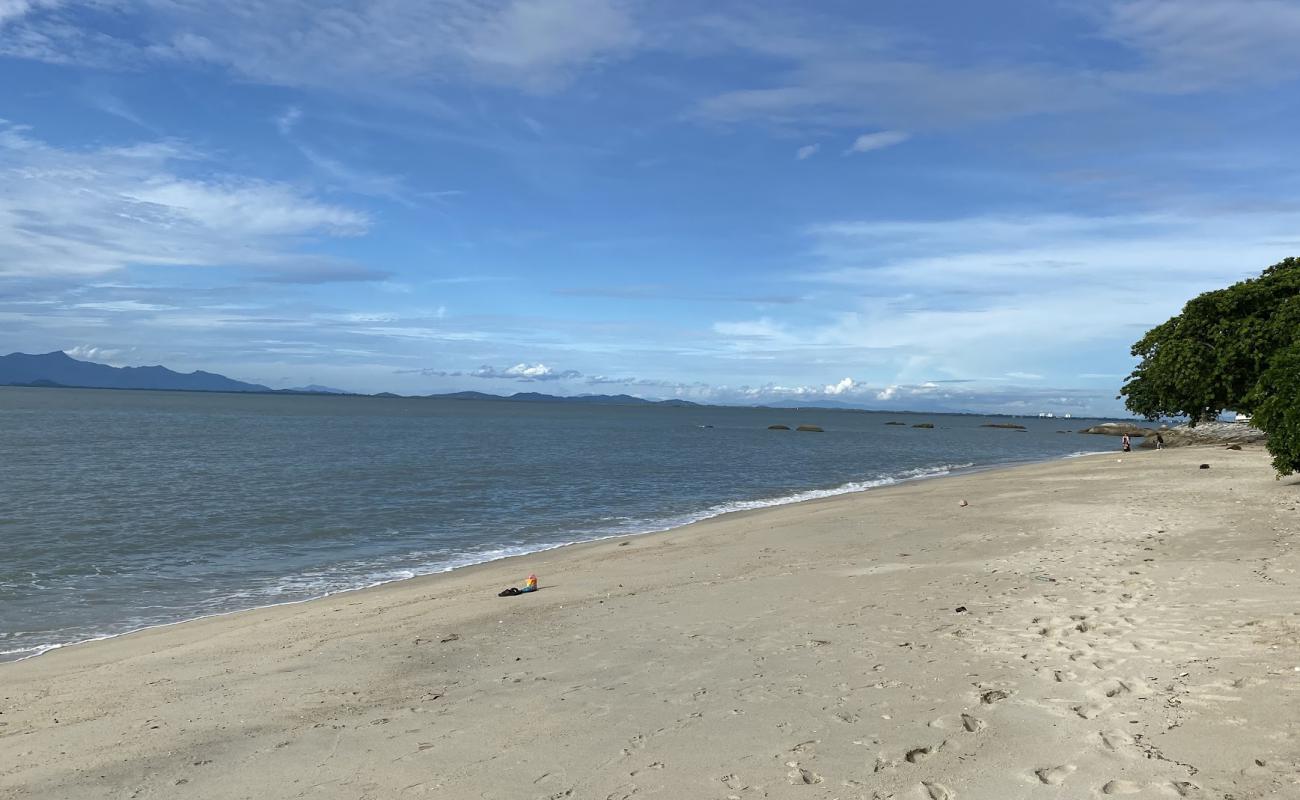 Foto af Tanjung Tokong Beach med lys sand overflade