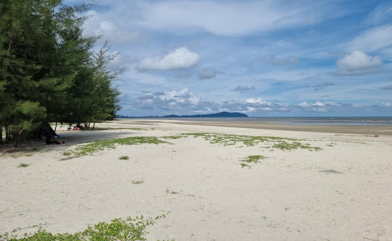 Foto af Balok Beach med grå sand overflade