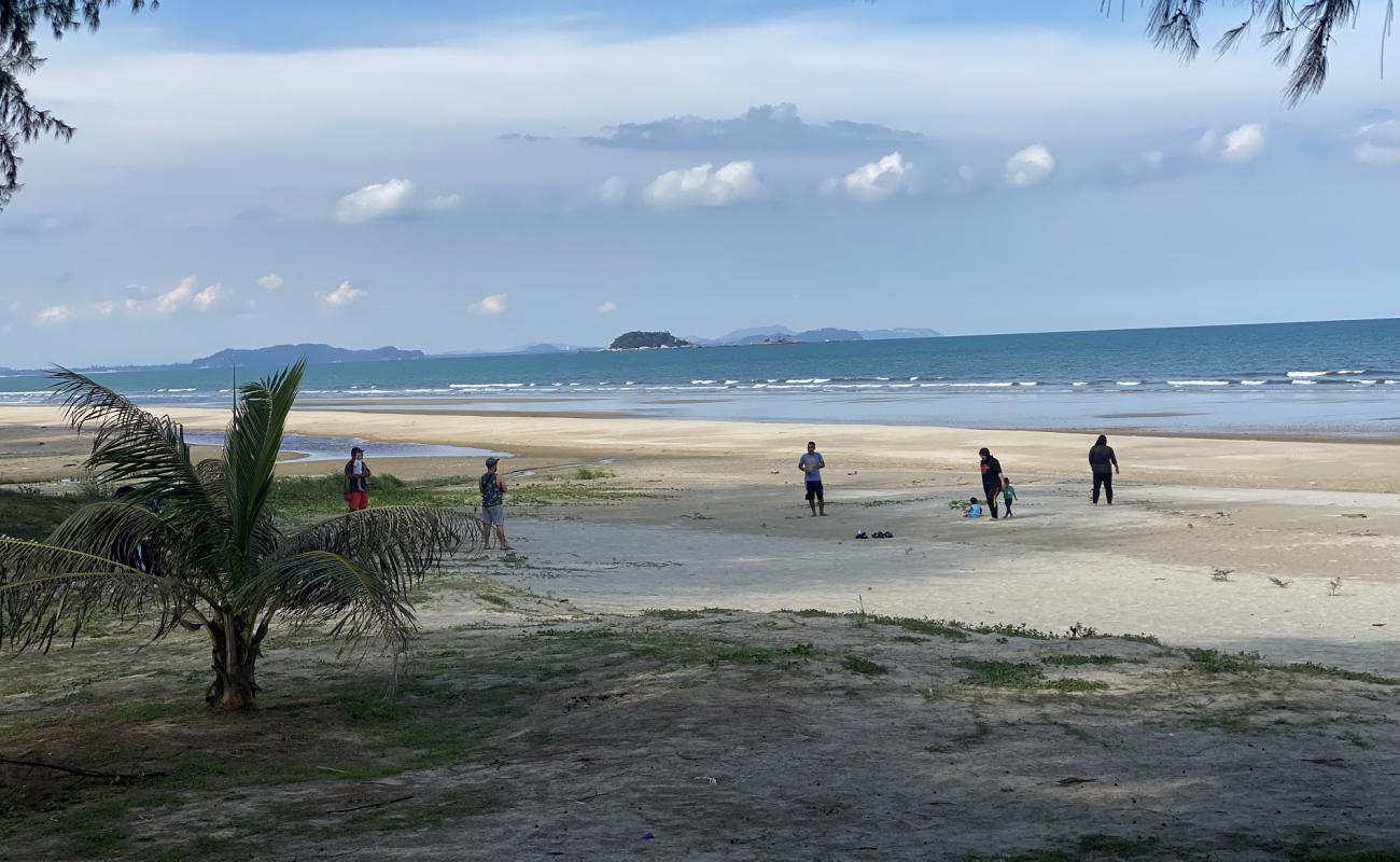 Foto af Gebeng Kampung Beach med grå sand overflade