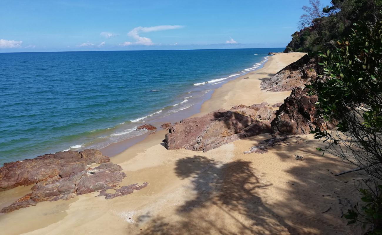 Foto af Teluk Mak Nik Beach med lys sand overflade