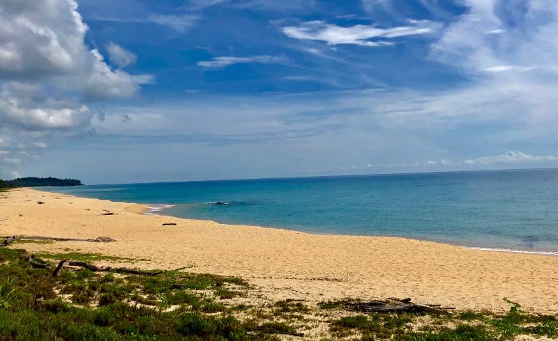 Foto af Pantai Teluk Bidara med lys sand overflade