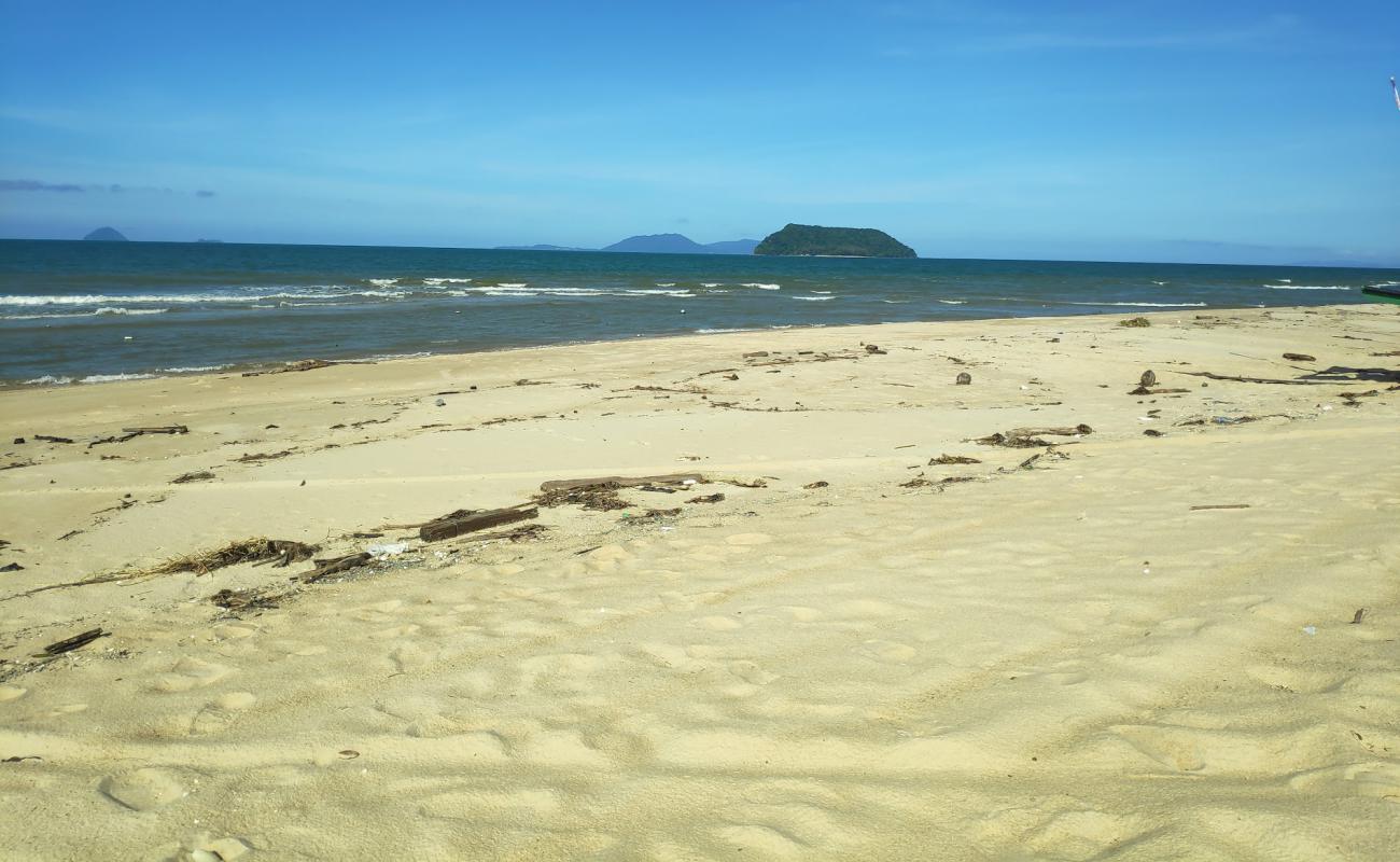 Foto af Air Tawar Beach med lys sand overflade