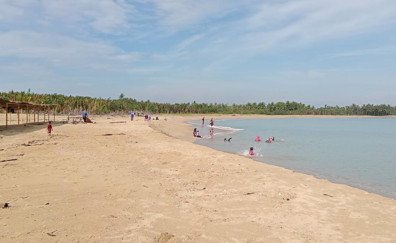 Foto af Nusuk Beach med lys sand overflade