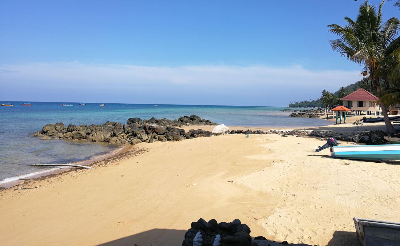 Foto af Coral Beach Tioman med grå sand overflade