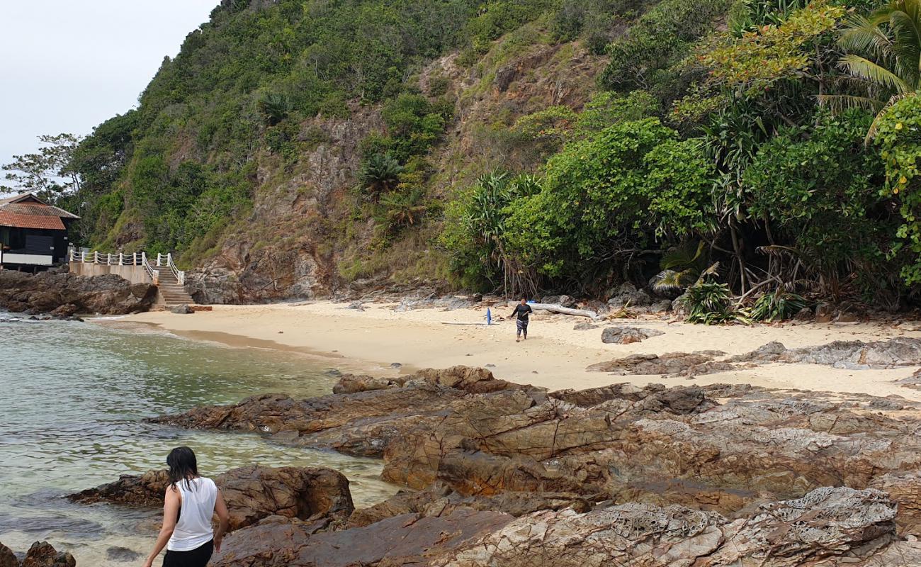 Foto af Gemia Island med let sten overflade