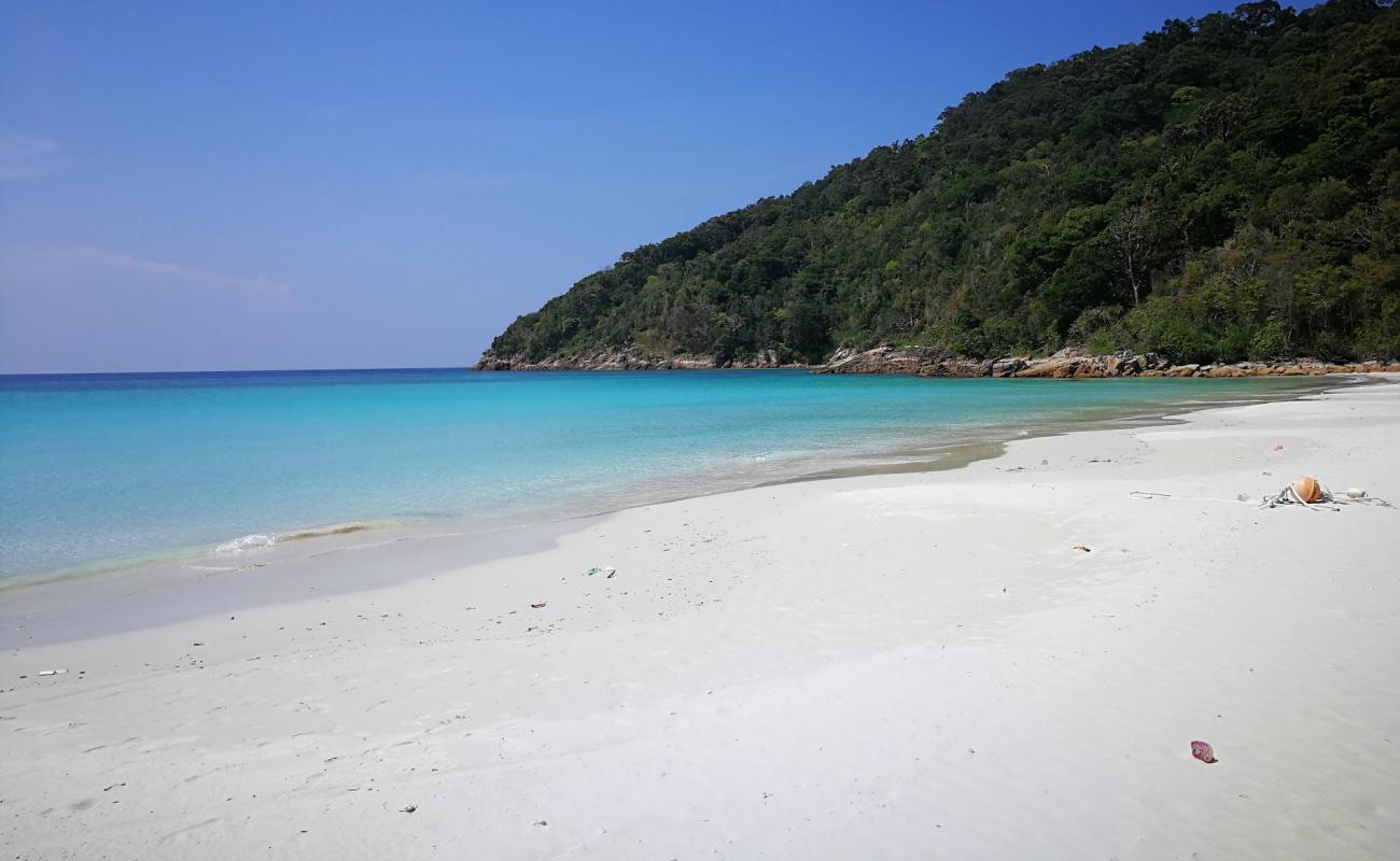 Foto af Taaras Strand med hvidt sand overflade