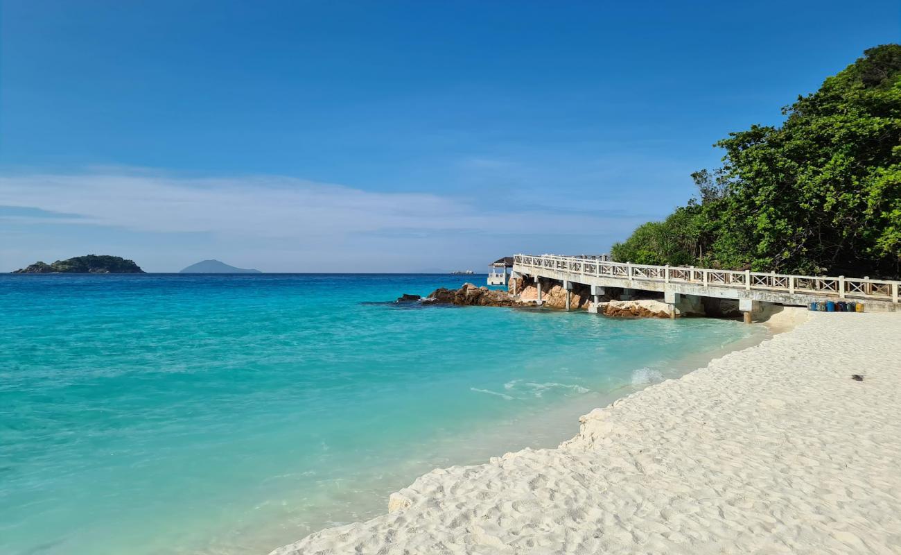 Foto af Wisana Village Beach med hvidt fint sand overflade