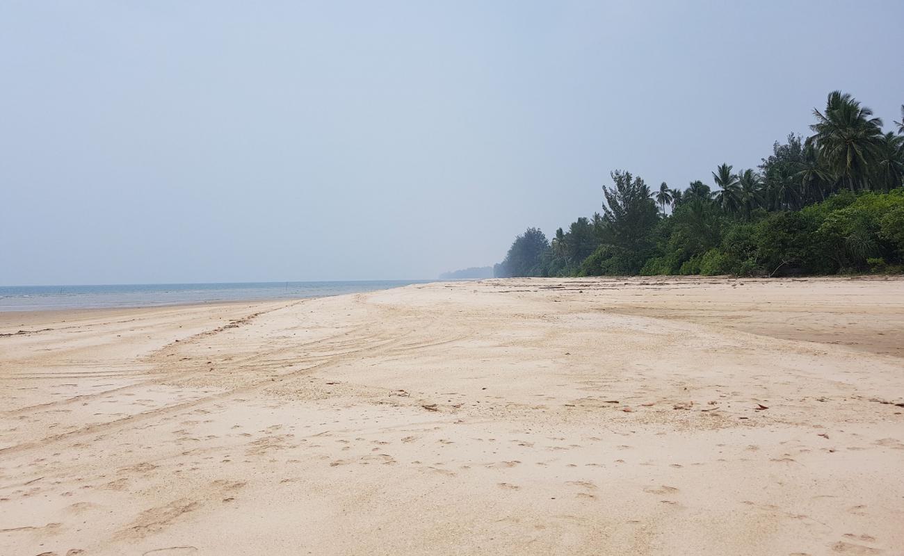 Foto af Pueh Beach med lys fint sand overflade