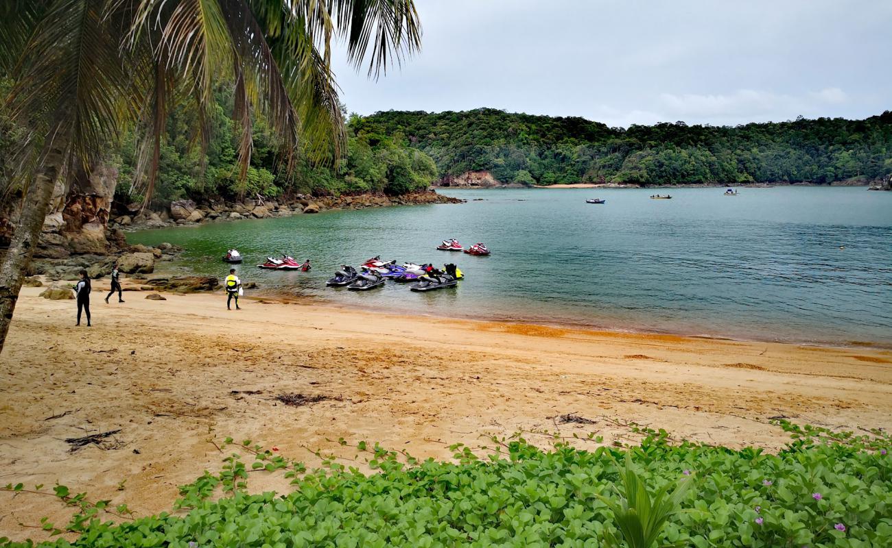 Foto af Pulau Lakei Beach med lys sand overflade