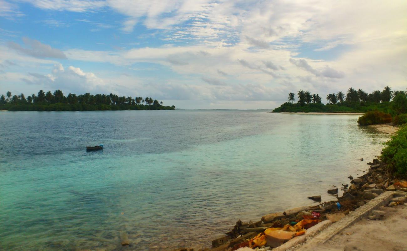 Foto af Halhage Hutta Beach med let sand og småsten overflade