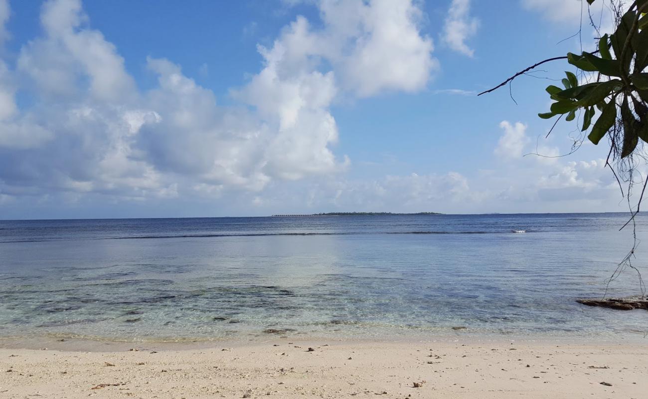 Foto af Raalhugandhu Beach med hvidt fint sand overflade