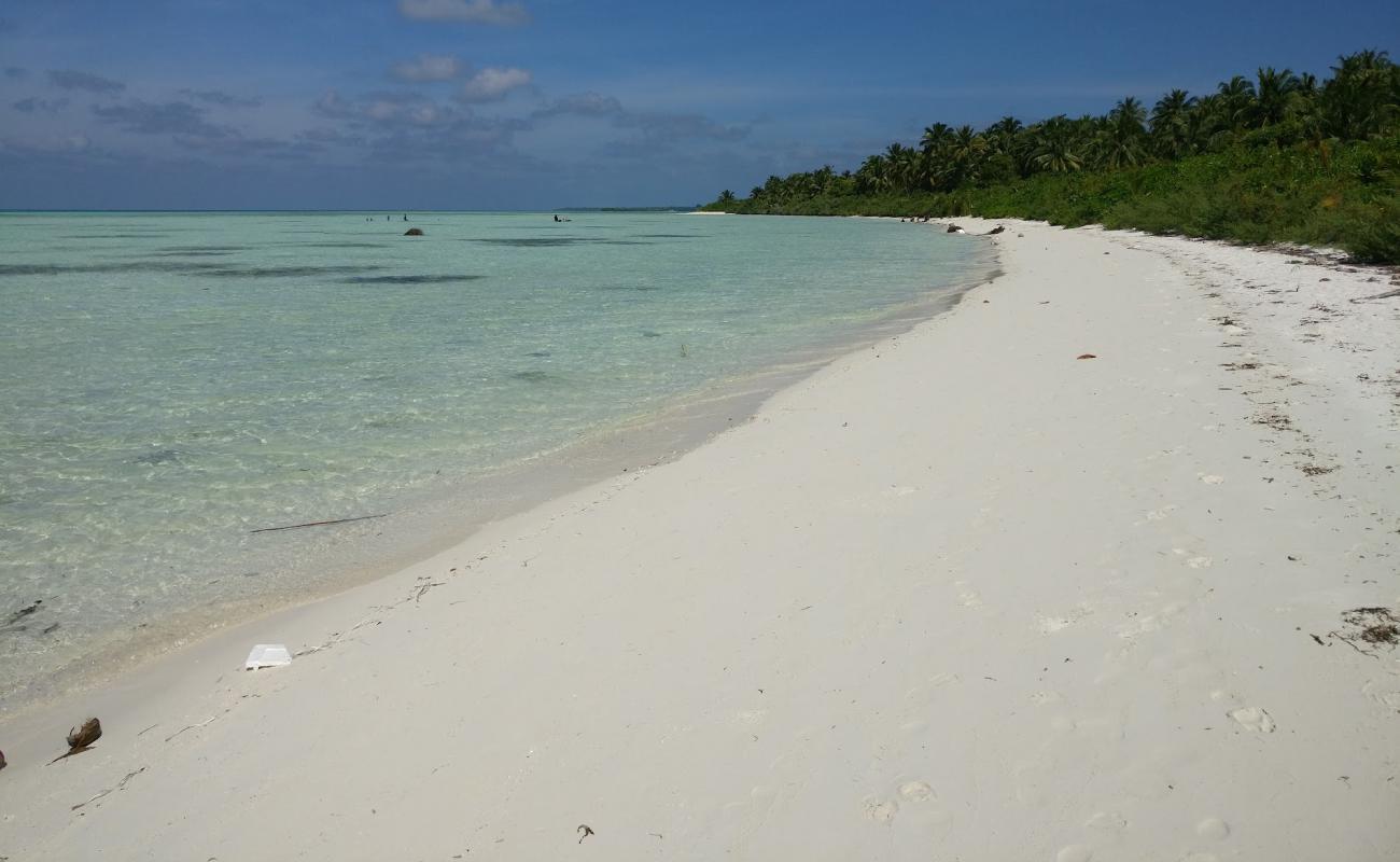 Foto af Ruhththibiran Beach med hvidt sand overflade