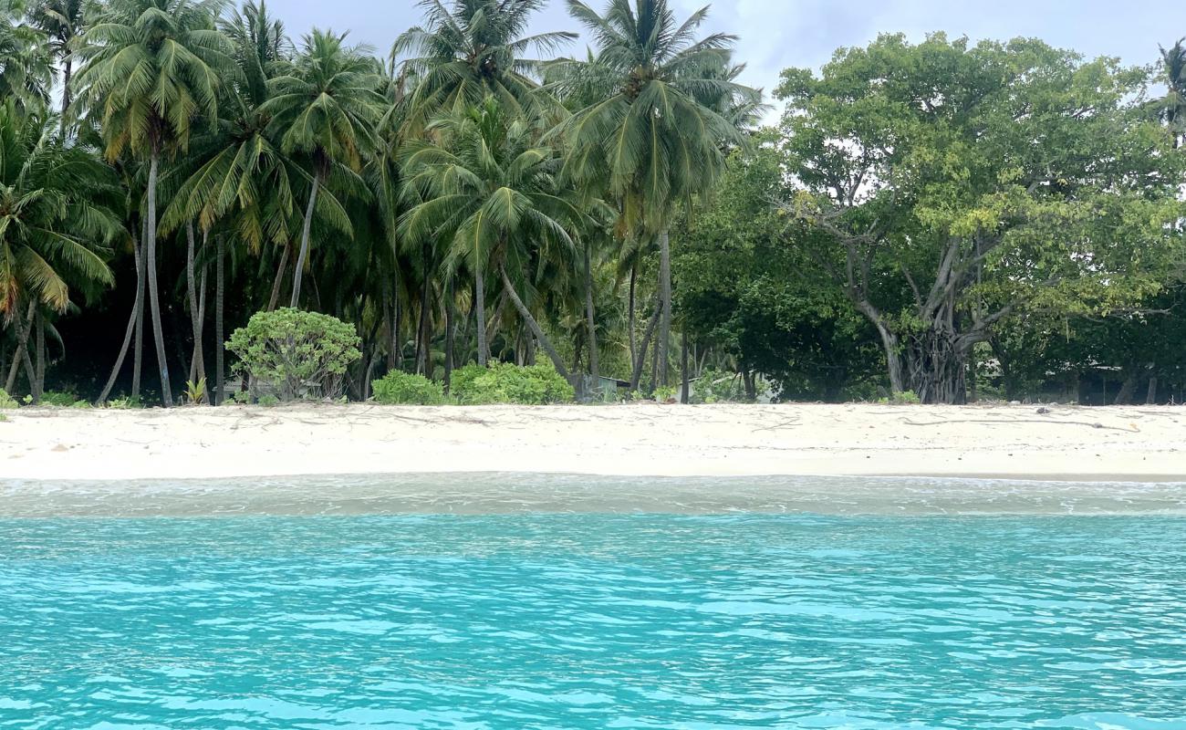 Foto af Maadheli Beach med hvidt sand overflade