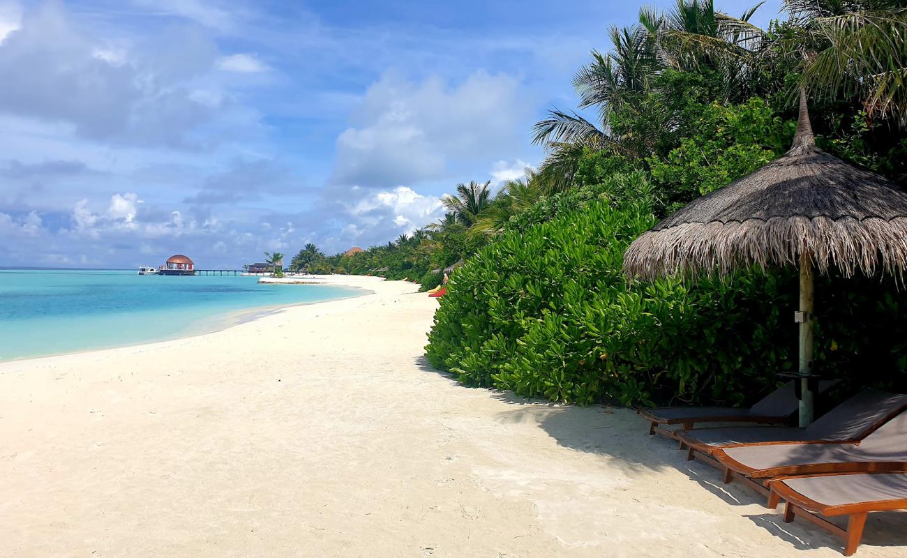 Foto af Maadhoo Strand med hvidt fint sand overflade