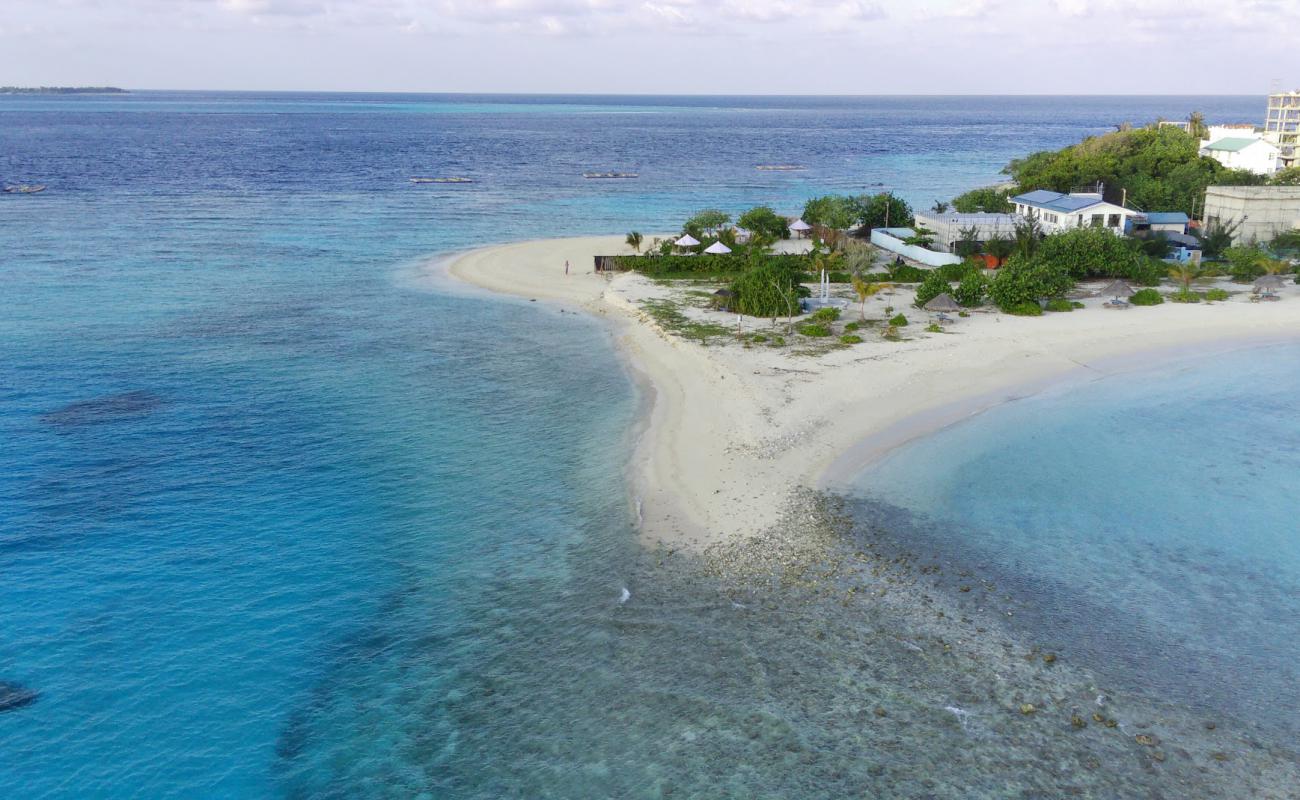 Foto af Bikini Beach Mahibadhoo med hvidt sand og småsten overflade