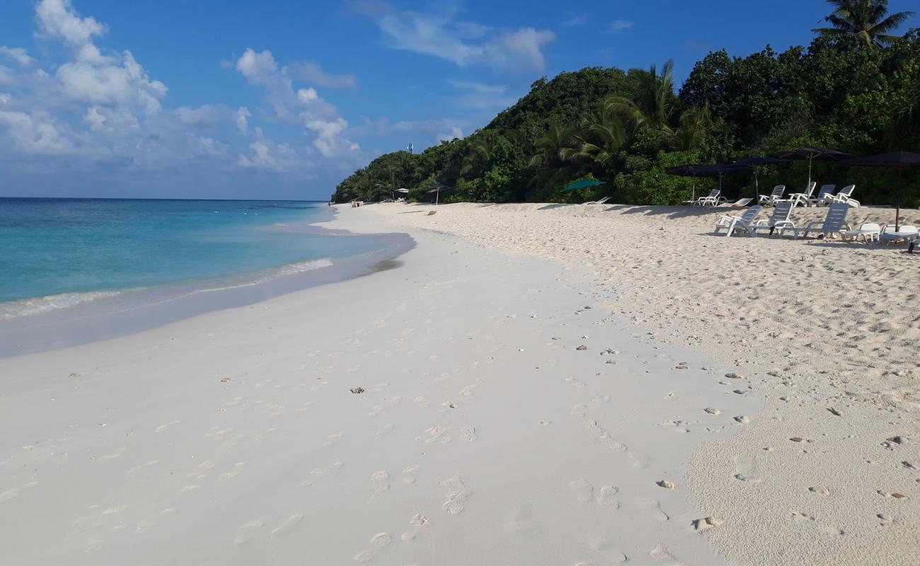 Foto af Gunbaru Beach med hvidt sand overflade