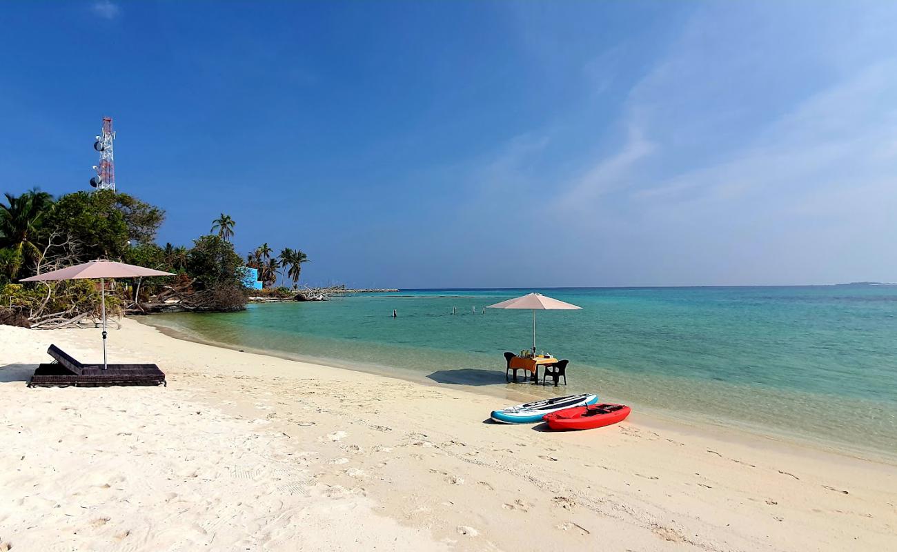 Foto af Himandhoo Beach med hvidt sand overflade